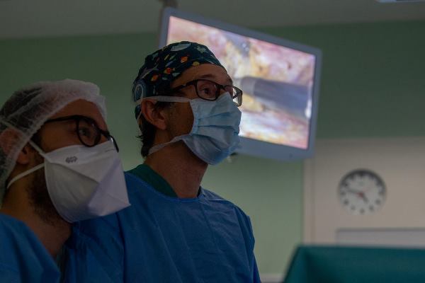 2 doctors side by side during an operation