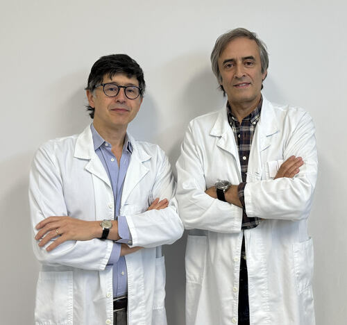 Dr. Jaime Vilaça and Dr. Luís Couceiro side by side wearing white surgery gowns