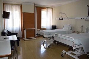 comfortable room with 2 beds and 2 windows